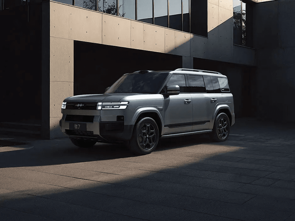 Leopard TI7 — SUV plateado en entorno arquitectónico premium