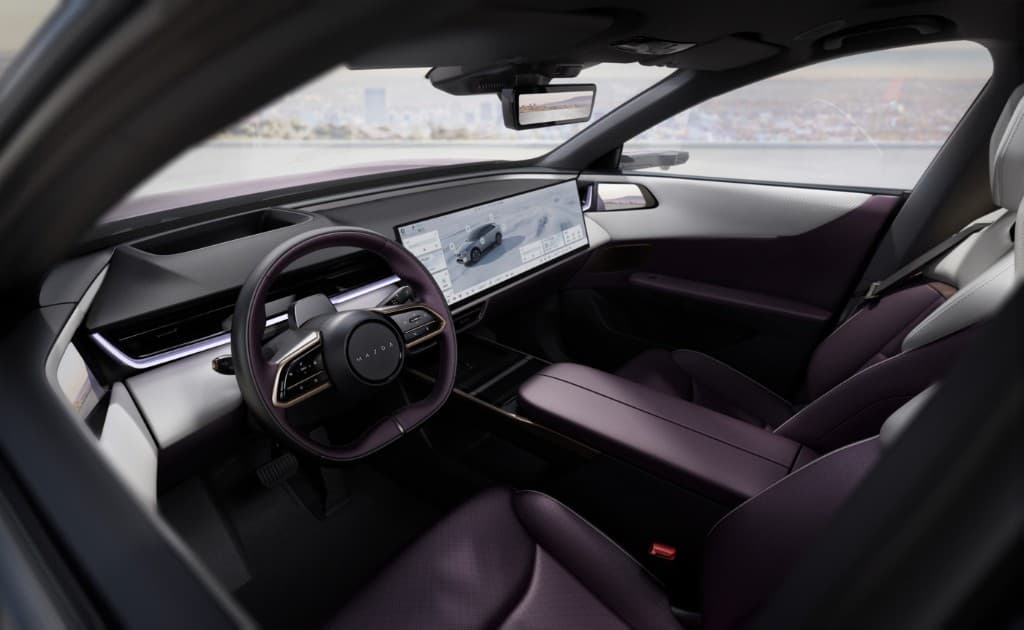 Mazda EZ-60 — cabina amplia con pantalla central y espejos digitales