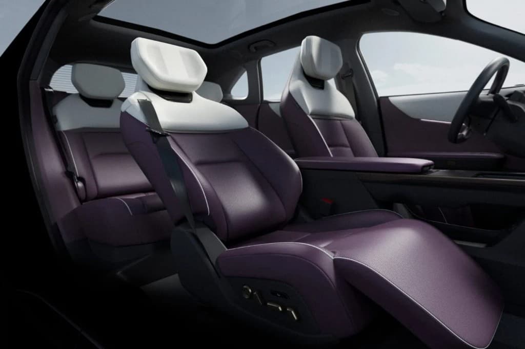 Mazda EZ-60 — asientos en tono ciruela con techo panorámico y confort trasero