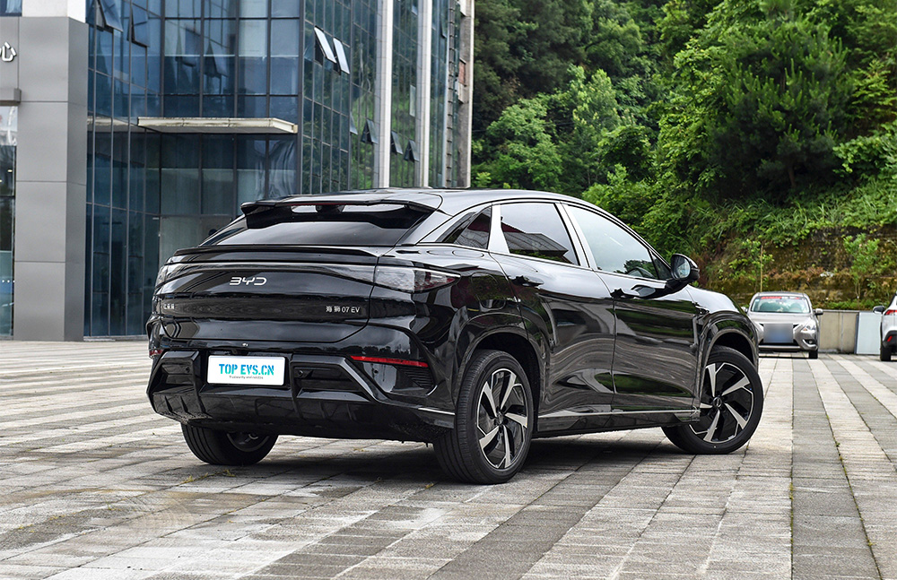BYD Sealion 7 — vista trasera tres cuartos