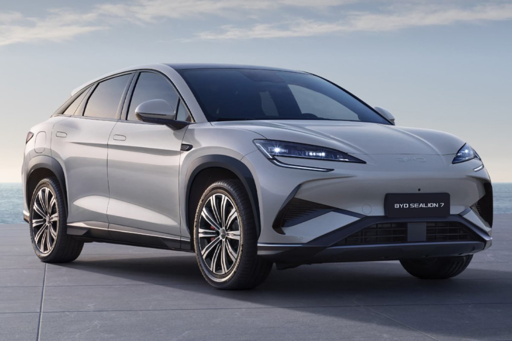 BYD Sealion 7 — tres cuartos junto al mar