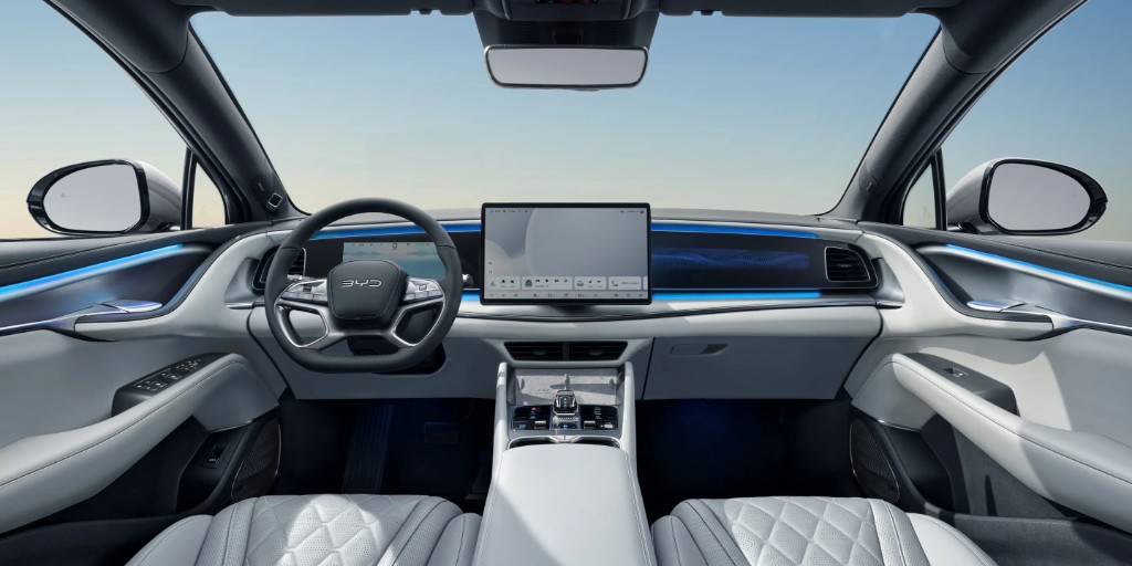 BYD Sealion 7 — cabina digital con pantalla central y luz ambiental