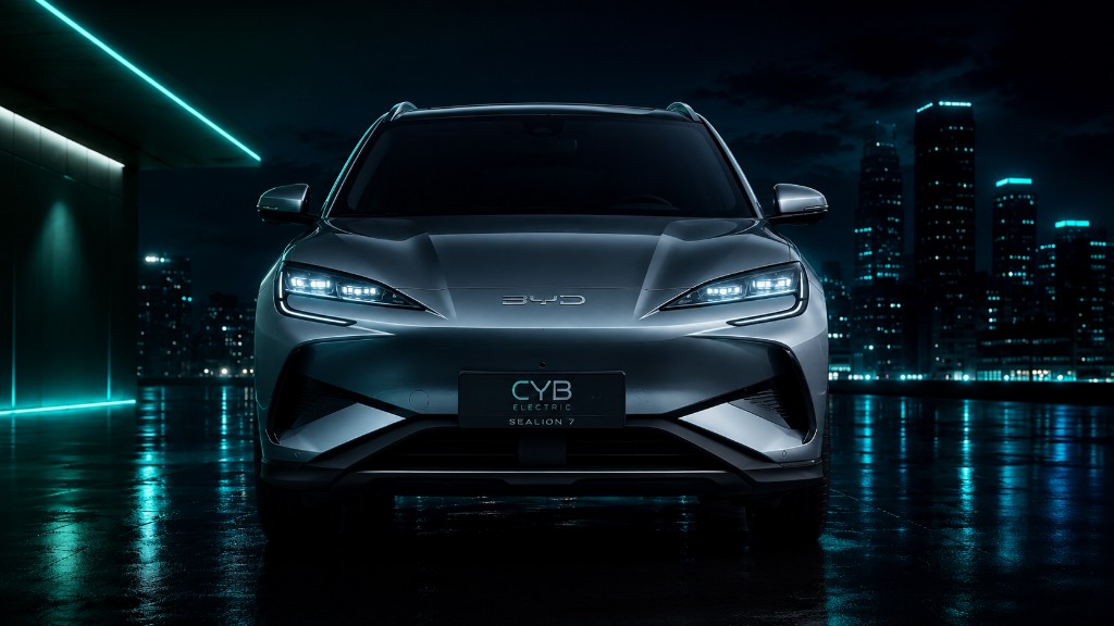 BYD Sealion 7 — rendimiento eléctrico, vista frontal nocturna