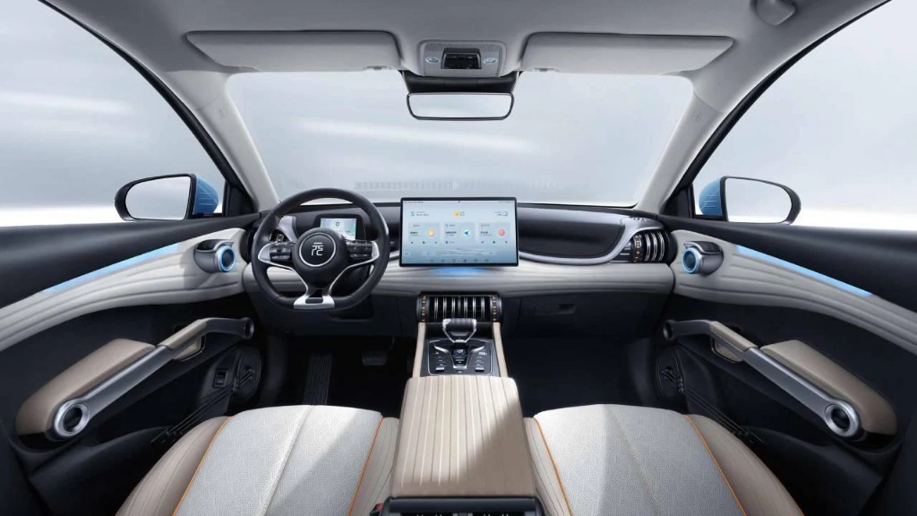 BYD Yuan Plus Leading Edition — vista panorámica de cabina con diseño Gym-inspired