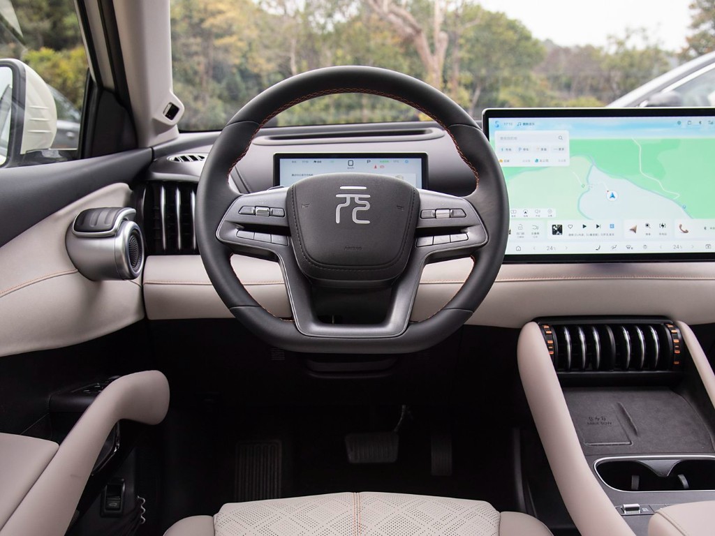 BYD Yuan Plus Leading Edition — volante, cluster digital y pantalla central