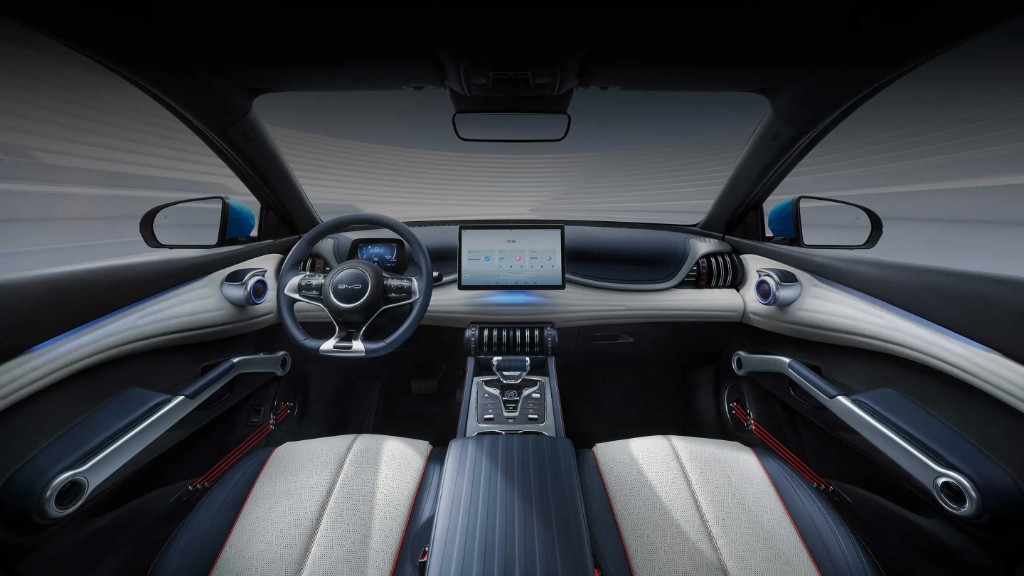 BYD Yuan Plus Leading Edition — tablero rítmico azul y crema con iluminación ambiental