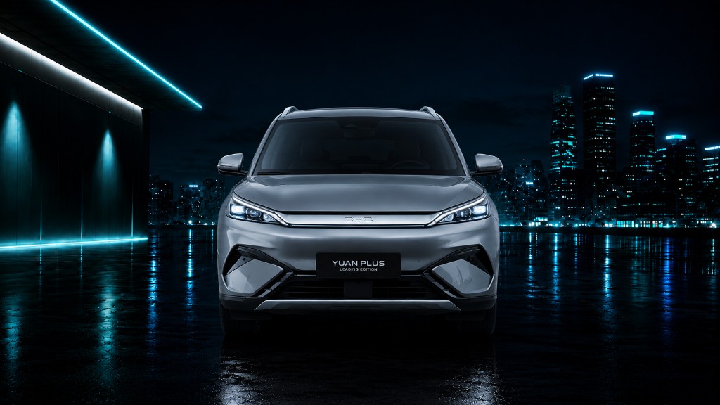 BYD Yuan Plus Leading Edition — vista frontal nocturna con firma LED y parrilla Dragon Face
