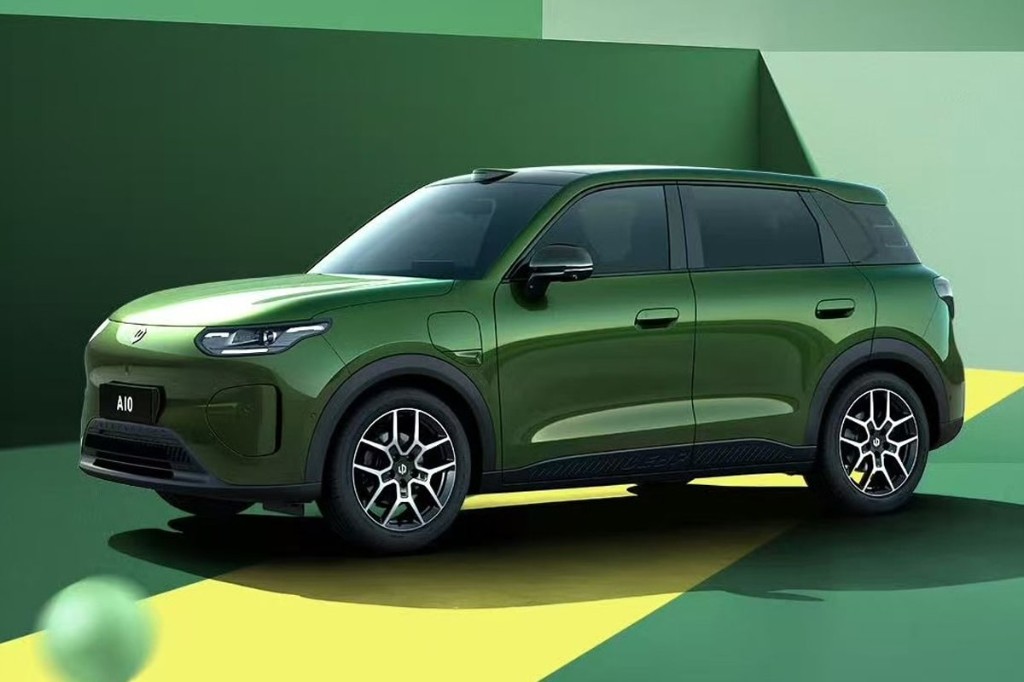 Leapmotor A10 verde — vista tres cuartos frontal en estudio
