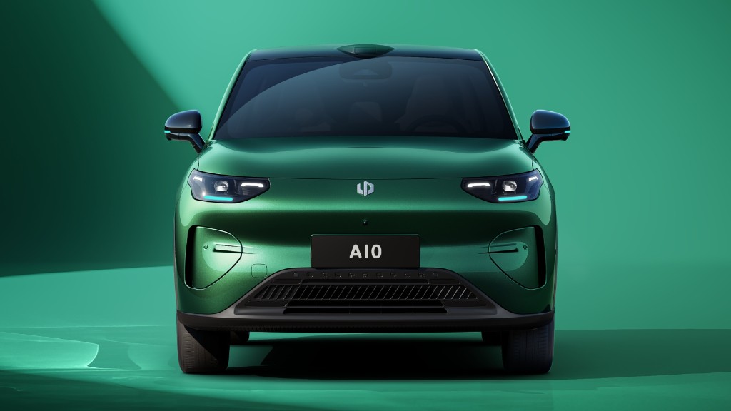 Leapmotor A10 verde — vista frontal con firma lumínica