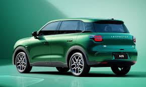 Leapmotor A10 verde — vista trasera tres cuartos