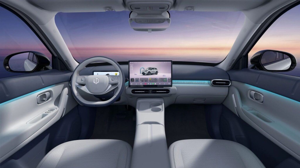 Leapmotor A10 — cabina con pantalla central, Leap OS y iluminación ambiental