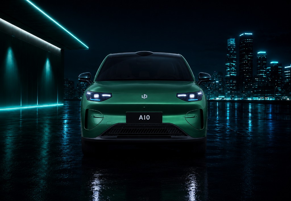 Leapmotor A10 — vista frontal nocturna con firma lumínica y entorno urbano