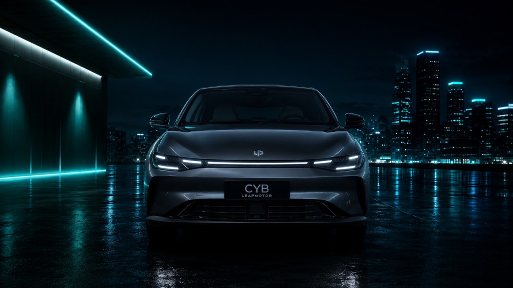 Leapmotor C01 — vista frontal nocturna con firma lumínica y entorno urbano