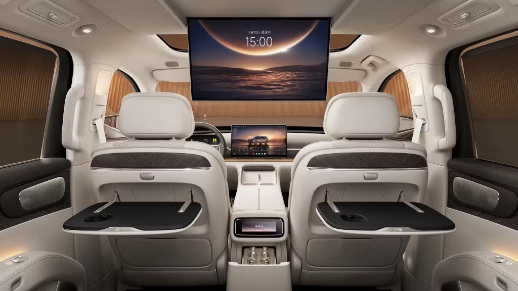 Leapmotor D19 — experiencia trasera con pantalla de techo y confort premium