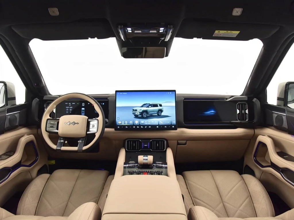 Leopard 5 — habitáculo con triple pantalla y acabados premium