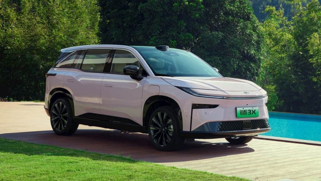 Toyota bZ3X — vista frontal tres cuartos junto a piscina