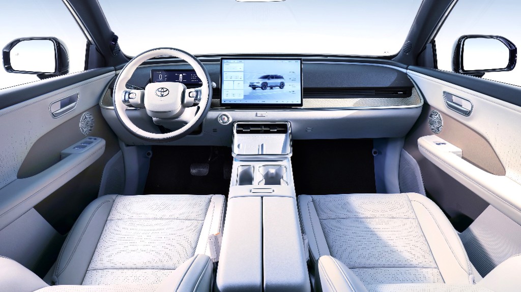 Toyota bZ3X — cabina clara con pantalla central y volante futurista