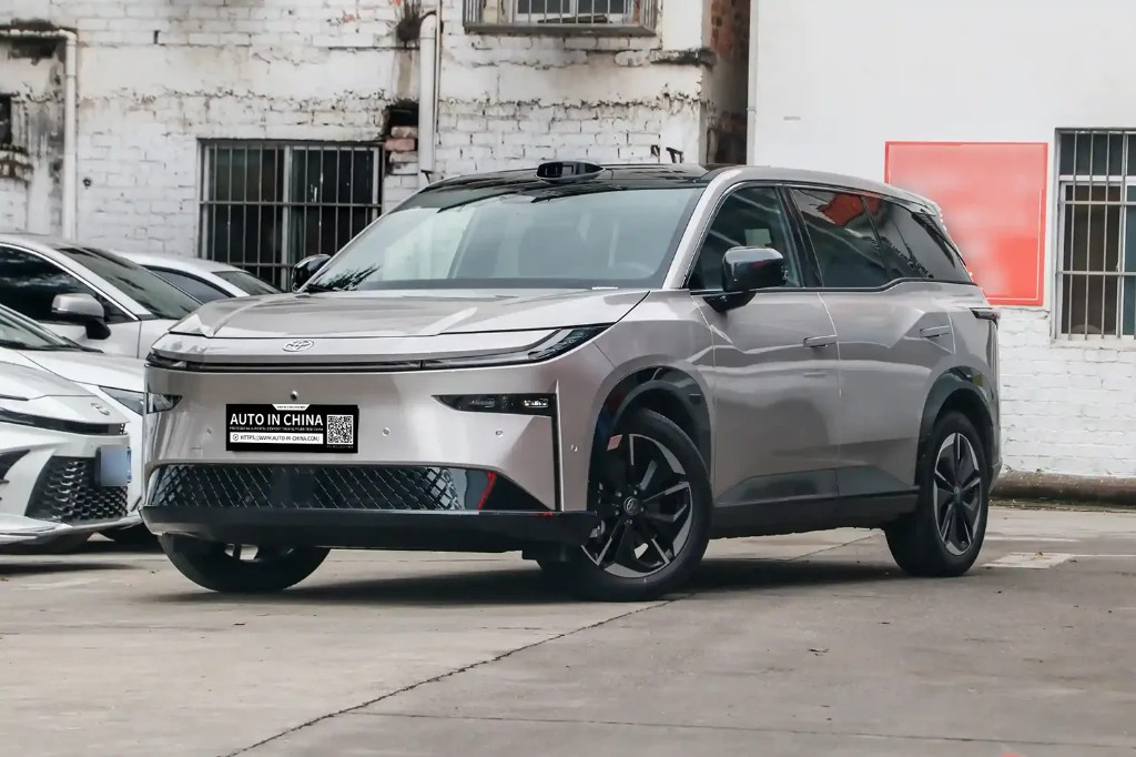 Toyota bZ3X champagne — tres cuartos frontal con LiDAR