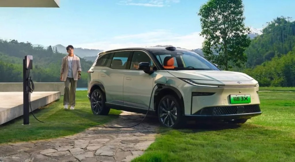 Toyota bZ3X — escena de carga en entorno natural