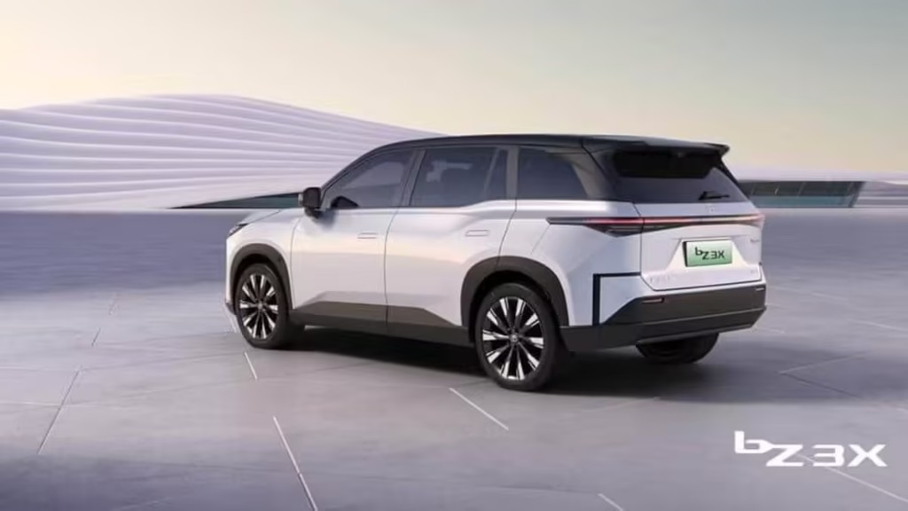 Toyota bZ3X — vista trasera tres cuartos con barra lumínica