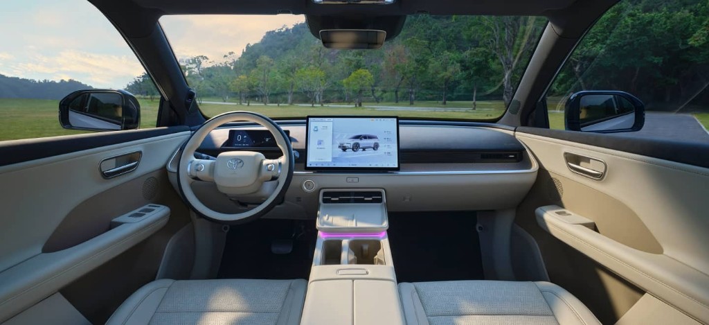 Toyota bZ3X — pantalla central y cluster digital