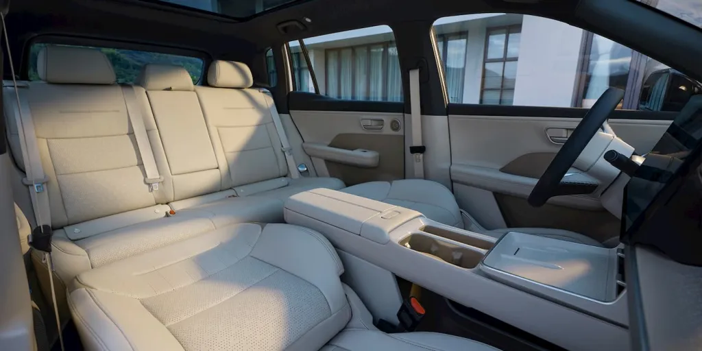 Toyota bZ3X — modo lounge con asiento delantero reclinable