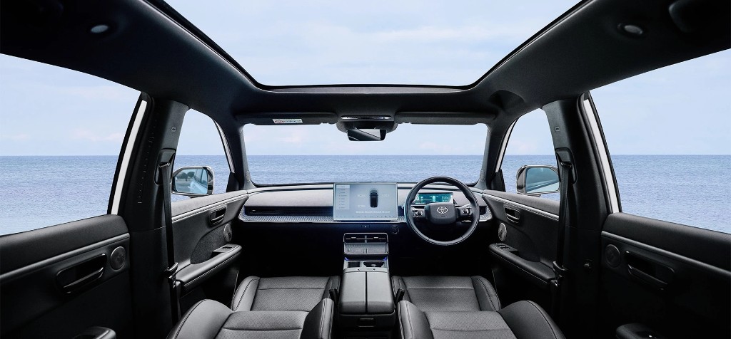 Toyota bZ3X — cabina con techo panorámico y vista al mar